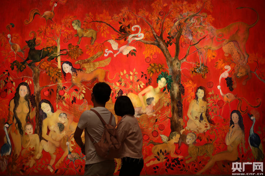 观众参观展览。（央广网记者 韩靖 摄）